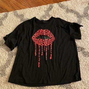 lip print drop shoulder oversized tee